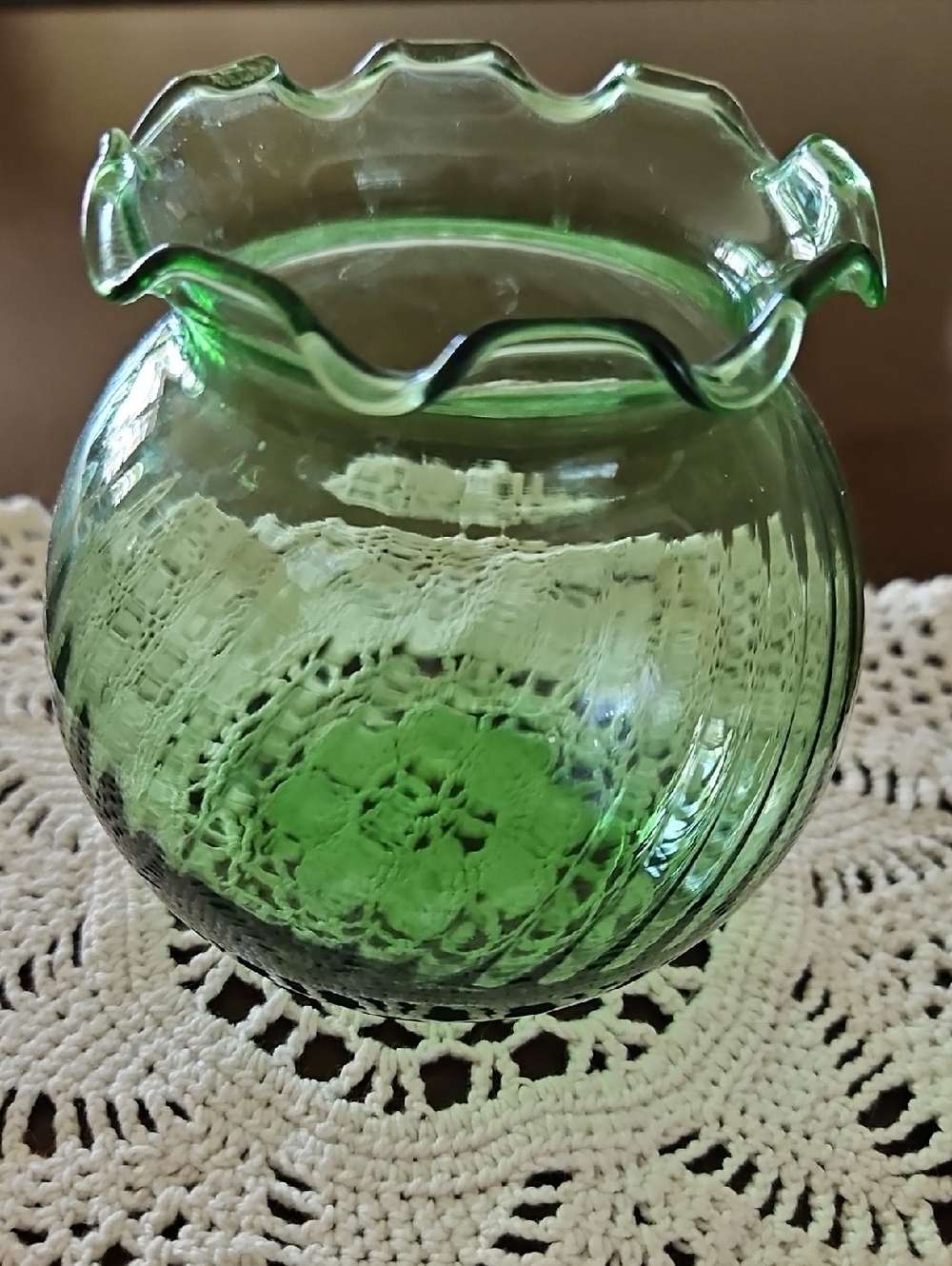 Vintage Emerald Green Ruffled Swirl Vase